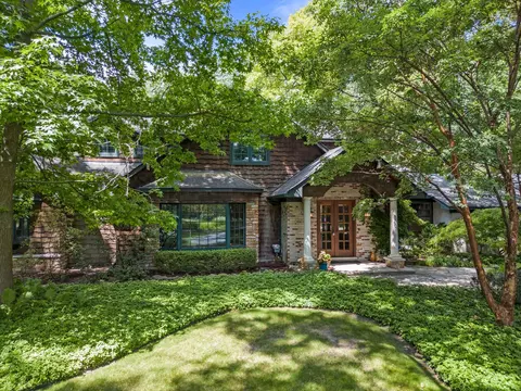 30795 Woodside Dr, Franklin, MI 48025