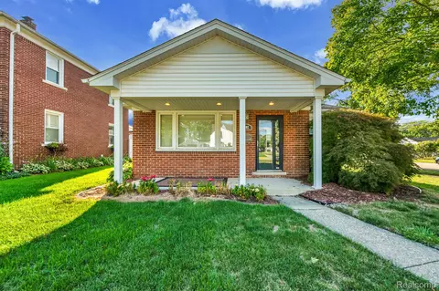 3102 Birchwood St, Trenton, MI 48183