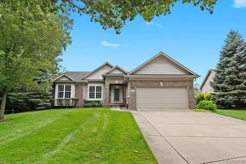 24700 Crystal Dr, Brownstown, MI 48134