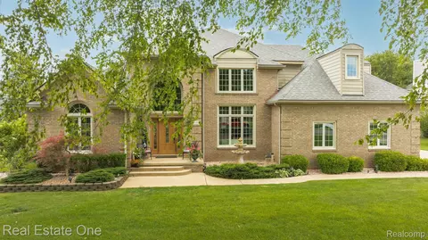 2681 Vero Dr, Highland, MI 48356
