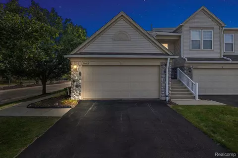 26623 Kirkway Cir, Woodhaven, MI 48183