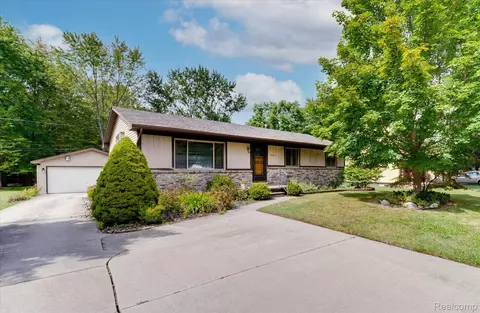 3696 Alida Ave, Rochester Hills, MI 48309