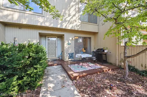 7312 Balsam, West Bloomfield, MI 48322