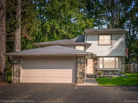 294 Oriole St, Commerce, MI 48382