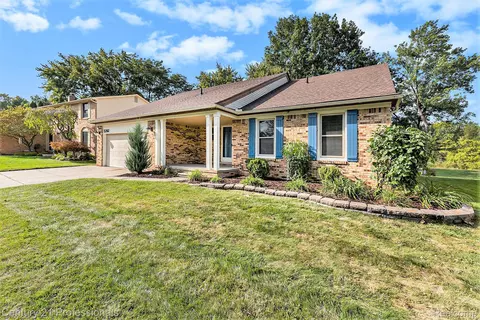 5392 Orchard Crest Dr, Troy, MI 48085