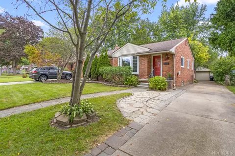 28114 Elmira St, Livonia, MI 48150