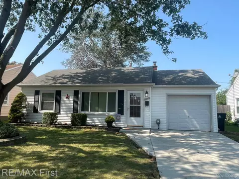 26093 Nagel St, Roseville, MI 48066