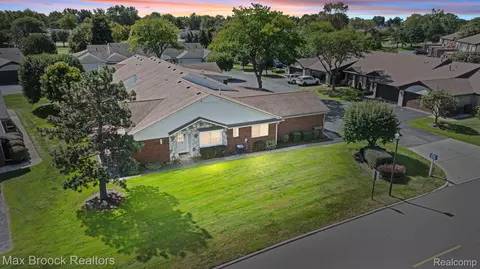 614 Country Club Dr #5, Saint Clair Shores, MI 48082