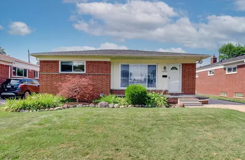 26549 Princeton St, Saint Clair Shores, MI 48081