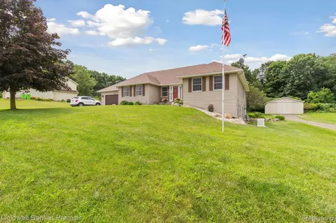3893 Alex Crt Ct, Oxford, MI 48371