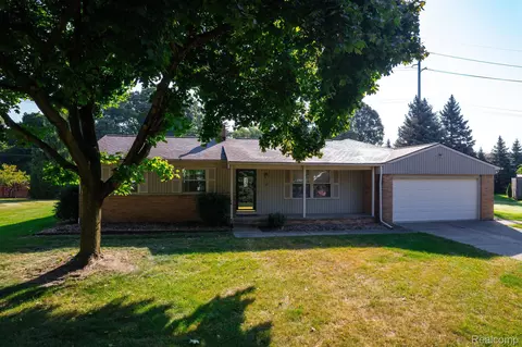 37 Scottsdale Dr, Troy, MI 48084