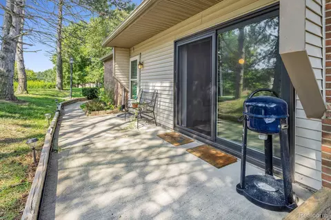 302 Spring Brooke Dr, Brighton, MI 48116