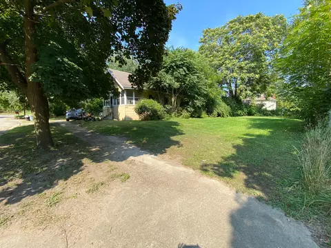 1429 N Oak St SW, Flint, MI 48503 photo 1