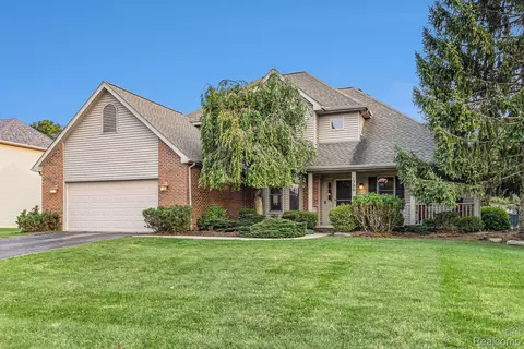 1396 Baywood Cir, Brighton, MI 48116