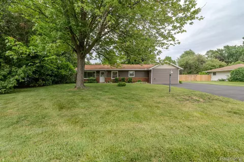 22750 Kay St, Lyon, MI 48178
