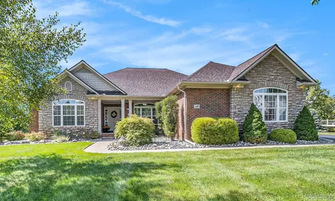 145 Willow Lake Dr, Oxford, MI 48371
