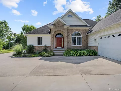 21 N Eager Rd, Oceola, MI 48843