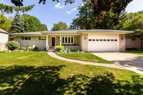 53402 Wolf Dr, Shelby Township, MI 48316