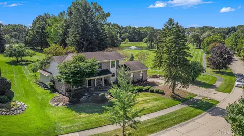 5078 Longview Dr, Troy, MI 48098