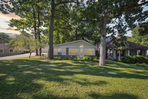 3899 Mapleleaf Rd, Waterford, MI 48328