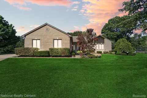 614 Dornoch Crt Ct, Highland, MI 48357