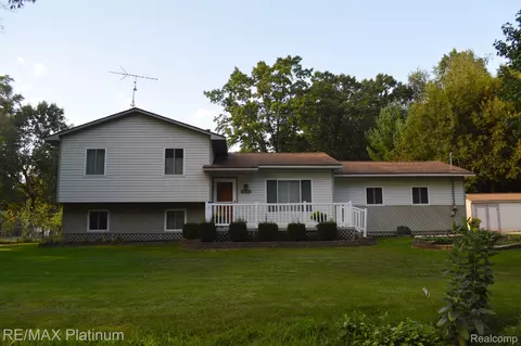 9404 Finch Dr, Argentine, MI 48451