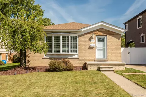 7010 Plainfield St, Dearborn Heights, MI 48127