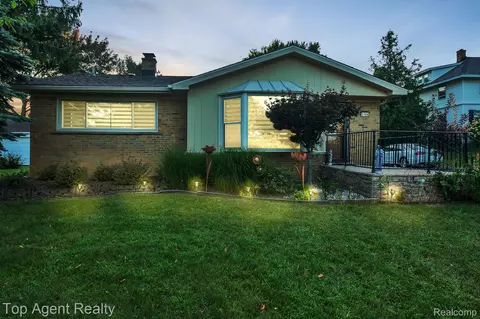 2104 Middlebelt Rd, West Bloomfield, MI 48324