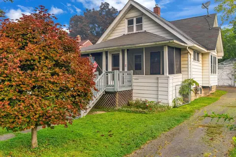 1094 Myrtle Ave, Waterford, MI 48328