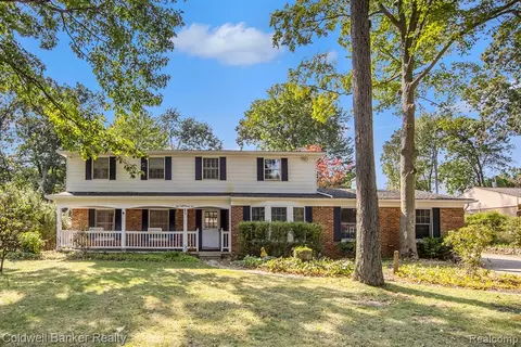5935 Kingfisher Ln, Clarkston, MI 48346
