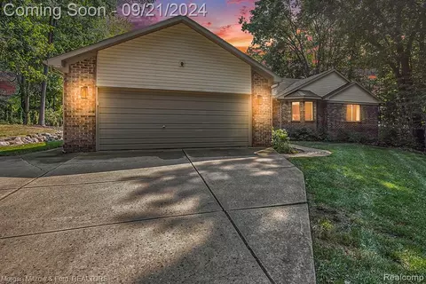 912 Wildbrook Ln, Lake Orion, MI 48362