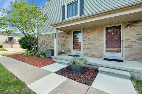 44643 Connecticut Crt Ct, Clinton Township, MI 48038