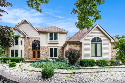 1379 Kings Crest Cir, Grand Blanc, MI 48439