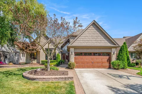 43740 Columbia Dr, Clinton Township, MI 48038