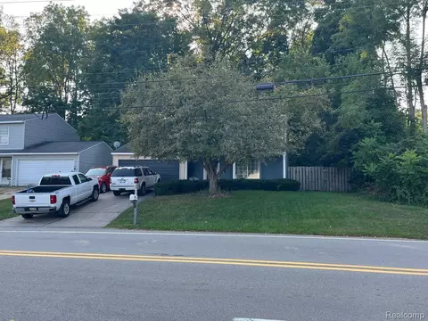 1004 Parkway, Waterford, MI 48328