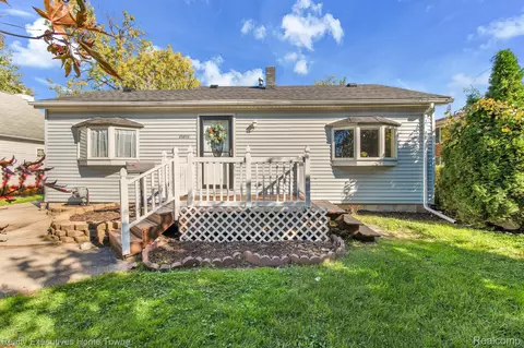 25602 Lawn St, Roseville, MI 48066