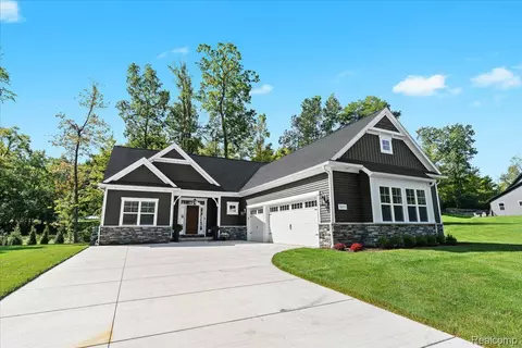 9075 Fielding Dr, Green Oak, MI 48116