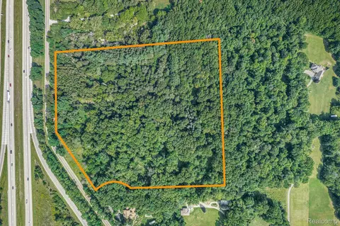 9082 Runyan Lake Rd, Tyrone, MI 48430