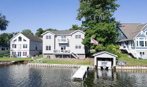 16299 Whitehead Dr, Argentine, MI 48451