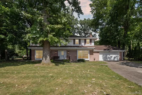 603 Greenwich Ln, Grand Blanc, MI 48439