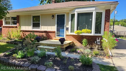 29664 Tamarack Dr, Flat Rock, MI 48134
