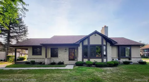 20548 Villa Grande Cir, Clinton Township, MI 48038