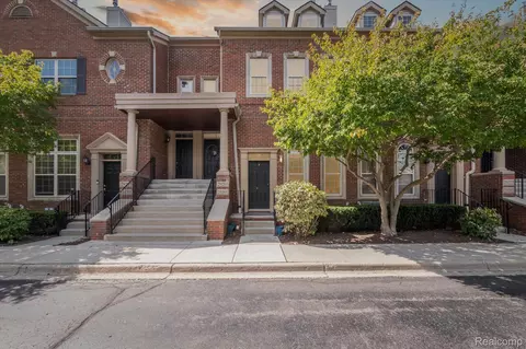 29265 Glen Oaks Blvd E, Farmington Hills, MI 48334