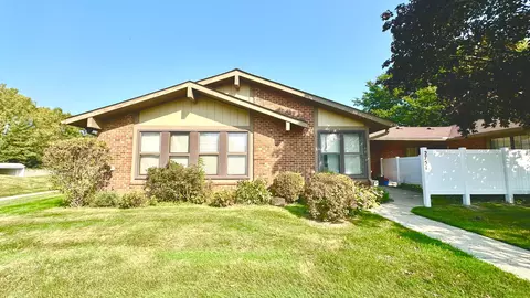 2751 Roundtree Dr, Troy, MI 48083