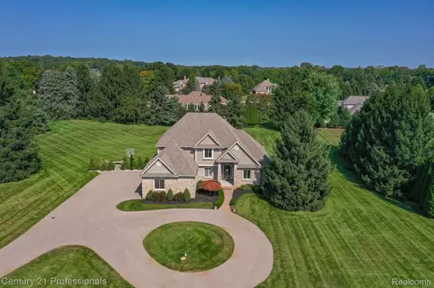 914 Shrewsbury Dr, Orion, MI 48348