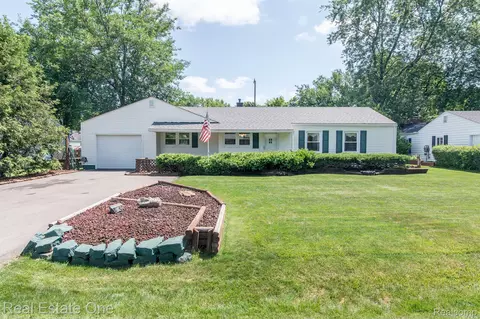 4049 Meigs Ave, Waterford, MI 48329