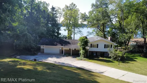 6150 Cowell Rd, Brighton, MI 48116