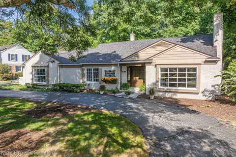 22474 N Nottingham Dr, Beverly Hills, MI 48025