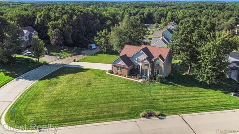 6421 Teluride Dr, White Lake, MI 48383