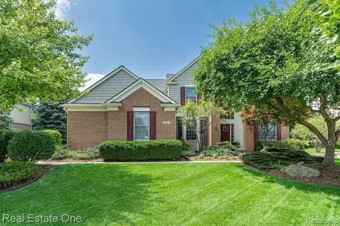961 Hollow Cors, Rochester, MI 48307
